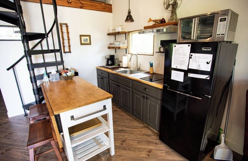 Smithville Cottage | Cozy, romantic 1 bedroom cottage near Smithville