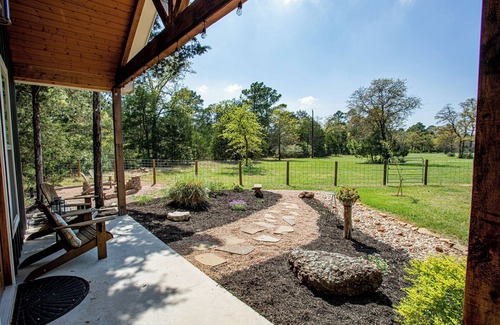 Smithville Cottage | Cozy, romantic 1 bedroom cottage near Smithville