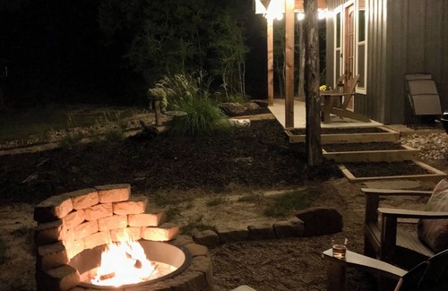 Smithville Cottage | Cozy, romantic 1 bedroom cottage near Smithville