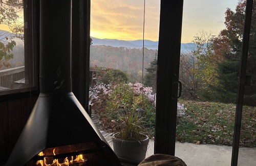 Luray Cabin | Cozy Romantic Cabin with Fantastic Views of the Blue Ridge