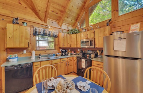 Gatlinburg - Pigeon Forge Cabin | ♡ Cozy, Romantic Getaway w/Hot Tub & WiFi-Central Location