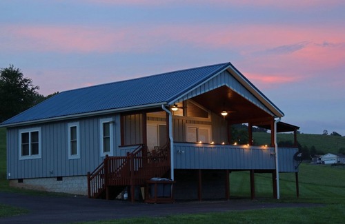 Draper Cabin | Cozy, Romantic Waterfront Cabin on New River 1BS2 - Moonlight Serenade