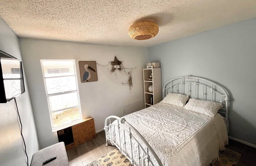 Ventura House | Cozy room in a Gated Golf Course Community- WiFi, TV, pool, restaurant