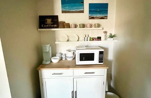 Ventura House | Cozy room in a Gated Golf Course Community- WiFi, TV, pool, restaurant