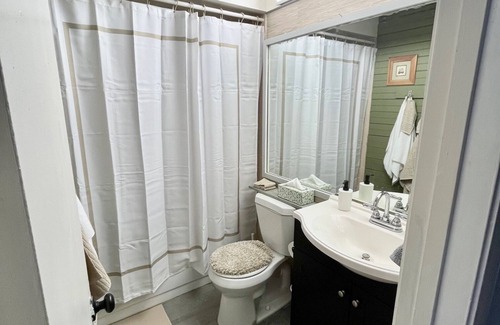 Ventura House | Cozy room in a Gated Golf Course Community- WiFi, TV, pool, restaurant
