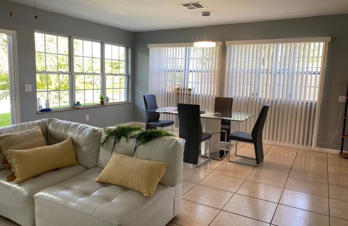 West Park House | Cozy Room in Lakefront Home - West Park