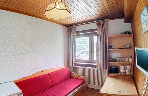 Le Cret Apartment | Cozy Room Near Center, 5-Min Walk to Slopes, Ski Storage