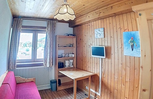 Le Cret Apartment | Cozy Room Near Center, 5-Min Walk to Slopes, Ski Storage