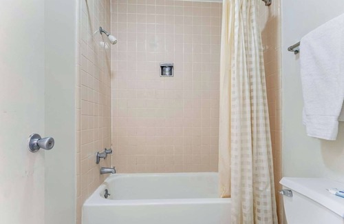 Eastside Promise Neighborhood Hotel | Cozy Room Offering Free Breakfast Near DT San Antonio - Ideal for Business Trips