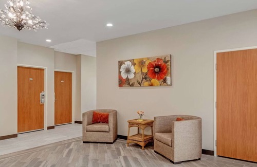 Eastside Promise Neighborhood Hotel | Cozy Room Offering Free Breakfast Near DT San Antonio - Ideal for Business Trips