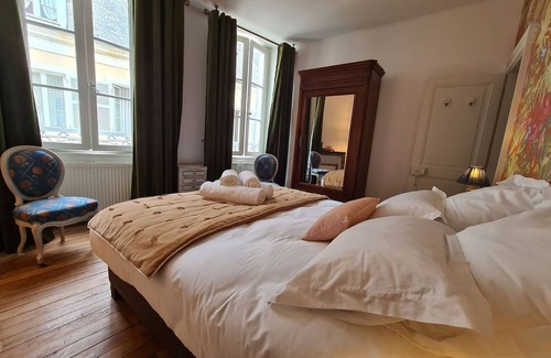 Chateauroux Bed & Breakfast | Cozy Room "Pondichéry" with Private Bath and Breakfast Included in Châteauroux House