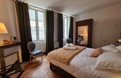 Chateauroux Bed & Breakfast | Cozy Room "Pondichéry" with Private Bath and Breakfast Included in Châteauroux House