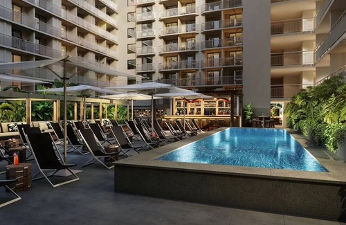 Waikiki Hotel | Cozy Room Steps Away from Waikiki Beach | Pool