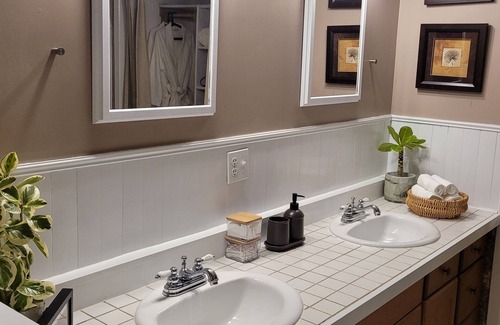 Puslinch House | Cozy Room w/Ensuite BA, parking near 401 DT Guelph