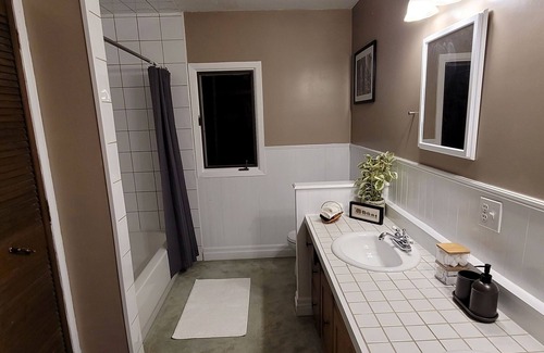 Puslinch House | Cozy Room w/Ensuite BA, parking near 401 DT Guelph