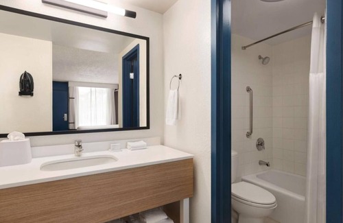Sarasota Hotel | Cozy Room w/Free Breakfast & Pool, Minutes from Siesta Beach, Parking