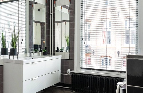 Tilburg Villa | Cozy room with bath, 35m2, fast, stable WiFi and herringbone floor.
