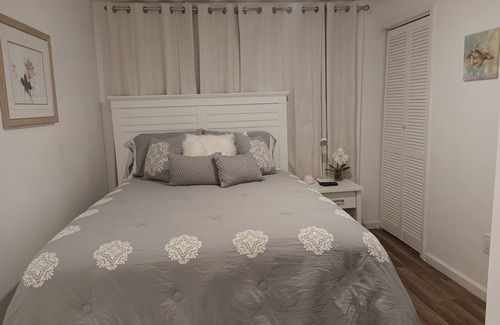 Pottsville House | Cozy room with private bathroom in Pottsville PA by Route 61 near Locust Lake