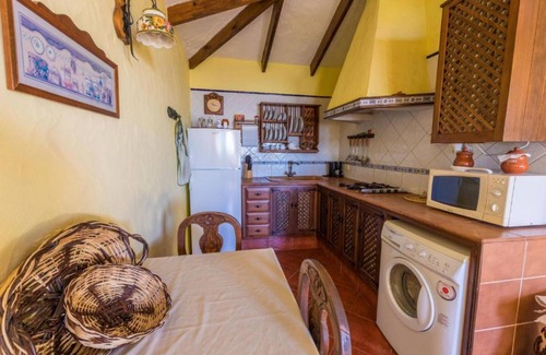 Isora Cottage | Cozy Rural House with Beautiful Views and BBQ for an Ideal Stay