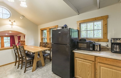 Glacier House | Cozy Rustic 20 minutes to Mt Baker walk to town, hot tub, High Speed Internet