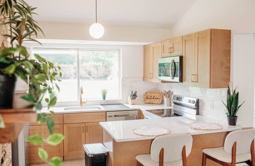 Oak Creek Parke House | Cozy Rustic Austin Retreat – just 15 min to Zilker Park & 17 min to downtown.