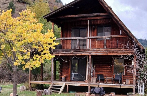 Riggins Cabin | Cozy Rustic Cabin in Riggins – Nature Awaits at Your Door!
