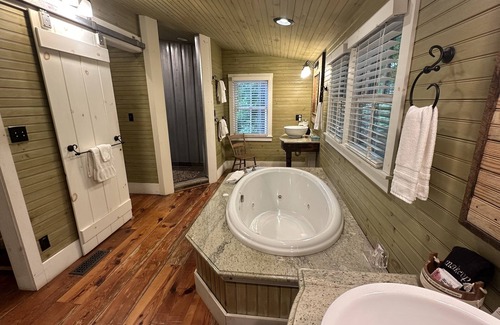 Candler Cabin | Cozy, rustic cabin just minutes from Downtown Asheville!