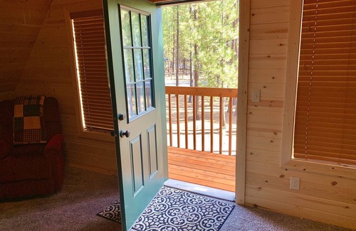 La Pine Cabin | Cozy Rustic Cabin, Snowmobile-OHV Trails/Woodstove/Treager BBQ/Games & Puzzles