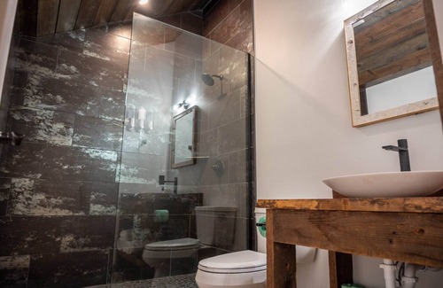 Madison Cabin | Cozy Rustic Cabin w/Hot Tub & Scenic Trails in Ohio’s Wine Country