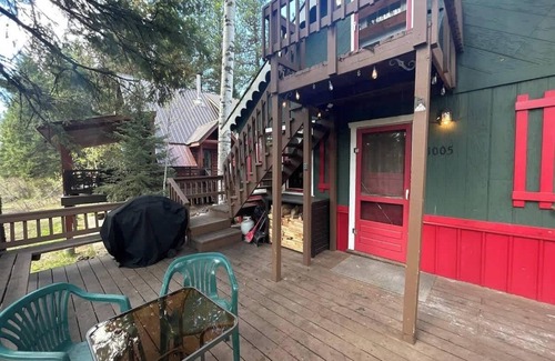McCall Cabin | Cozy Rustic Mountain Retreat, Pet Friendly