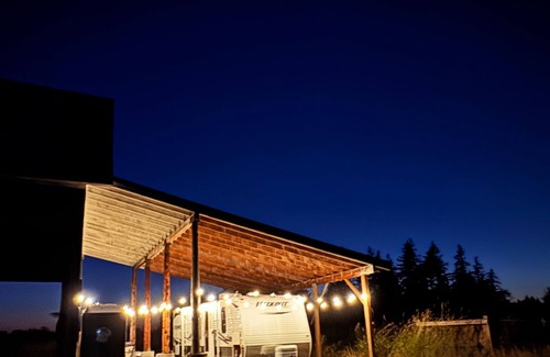 Custer House | Cozy RV Camping close to the border & Birch Bay on our farm under starlit skies!