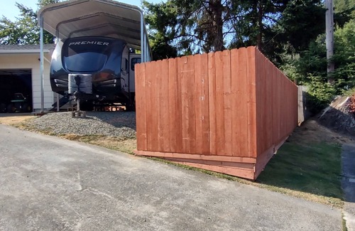 Klamath House | Cozy RV in Quaint Klamath with AC, WiFi, DISH network, fully hooked up.