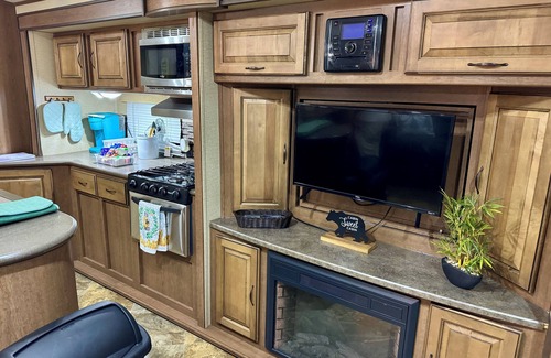 Nicholson House | Cozy RV in quaint Nicholson. Close to UGA.