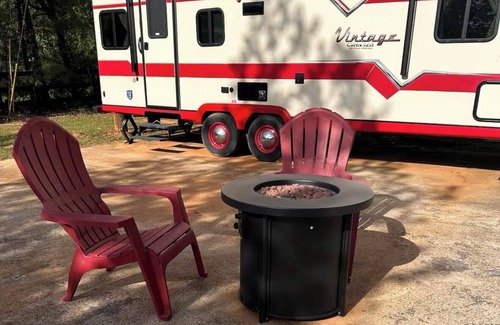 Redlick House | Cozy RV in Terrific Texarkana with WiFi, AC