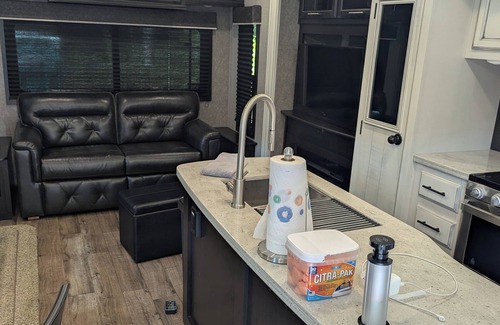 Lancing House | Cozy RV in Tranquil Lancing with AC