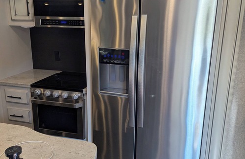 Lancing House | Cozy RV in Tranquil Lancing with AC