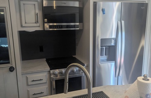 Lancing House | Cozy RV in Tranquil Lancing with AC