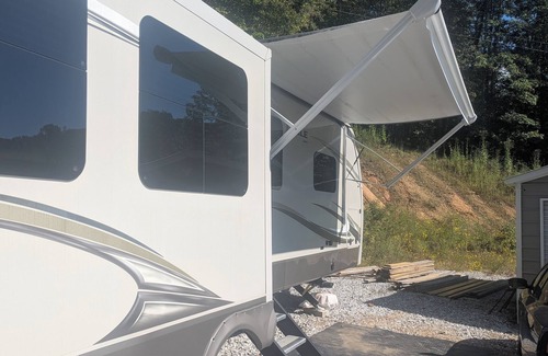 Lancing House | Cozy RV in Tranquil Lancing with AC