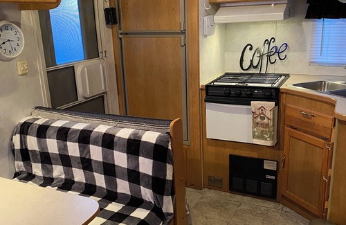 Peoria Heights House | Cozy RV in tranquil setting
