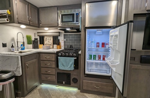 Acworth House | Cozy RV with 1 King bedroom, WiFi & AC in Pleasant Acworth