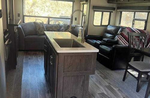 Keene House | Cozy RV with 2 bedrooms and WiFi, AC in Pleasant Caliente with creek access