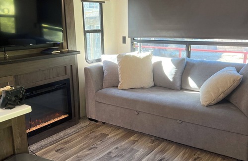 Keene House | Cozy RV with 2 bedrooms and WiFi, AC in Pleasant Caliente with creek access