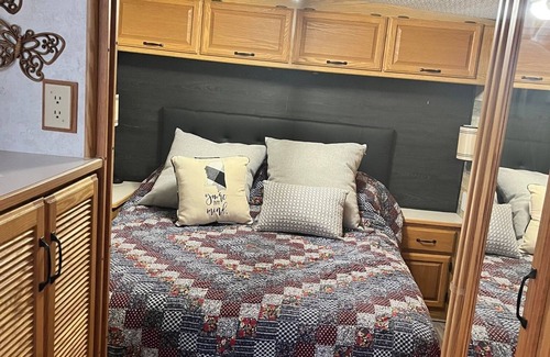 Gulf Hills House | Cozy RV with AC located in Ocean Springs - Biloxi Casinos nearby.