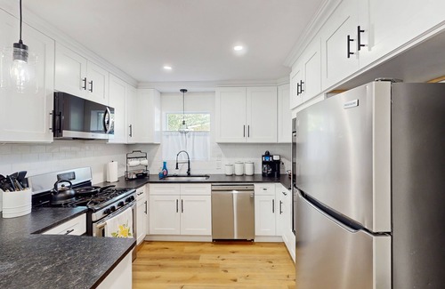 Jefferson House | Cozy San Antonio home with kitchen, living room, WIFI and great location