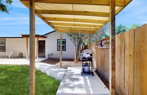 Jefferson House | Cozy San Antonio home with kitchen, living room, WIFI and great location