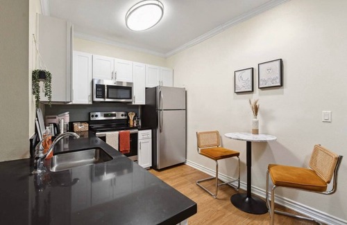 Del Rey Apartment | Cozy Santa Monica Getaway – Just 2 Minutes from the Promenade