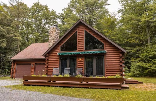 Bodines Cabin | Cozy Secluded 3 BR Log Cabin with Hot Tub and Wood Burning Fireplace!