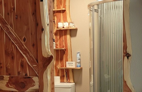 Lebanon Cabin | Cozy secluded cabin. 10 minutes from Bennett Springs State Park. Pet friendly
