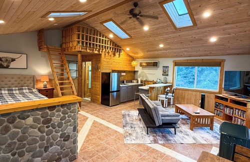 Gleed Apartment | Cozy secluded loft @ 2nd Chance Ranch, every amenity, gateway to the adventure