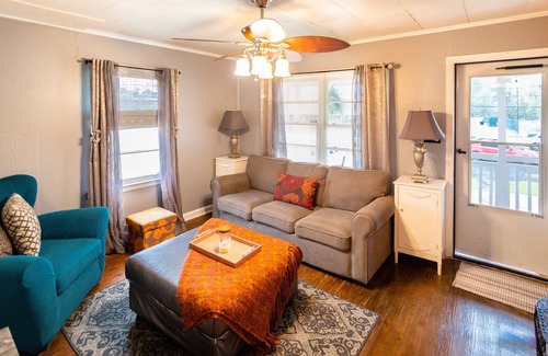 Garden City Cottage | Cozy Second Floor Cottage House 7mins from downtown Savannah